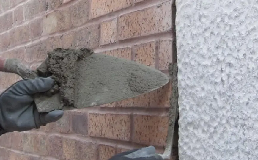 Ravalement façade Rennes avec réparation de fissures et joints