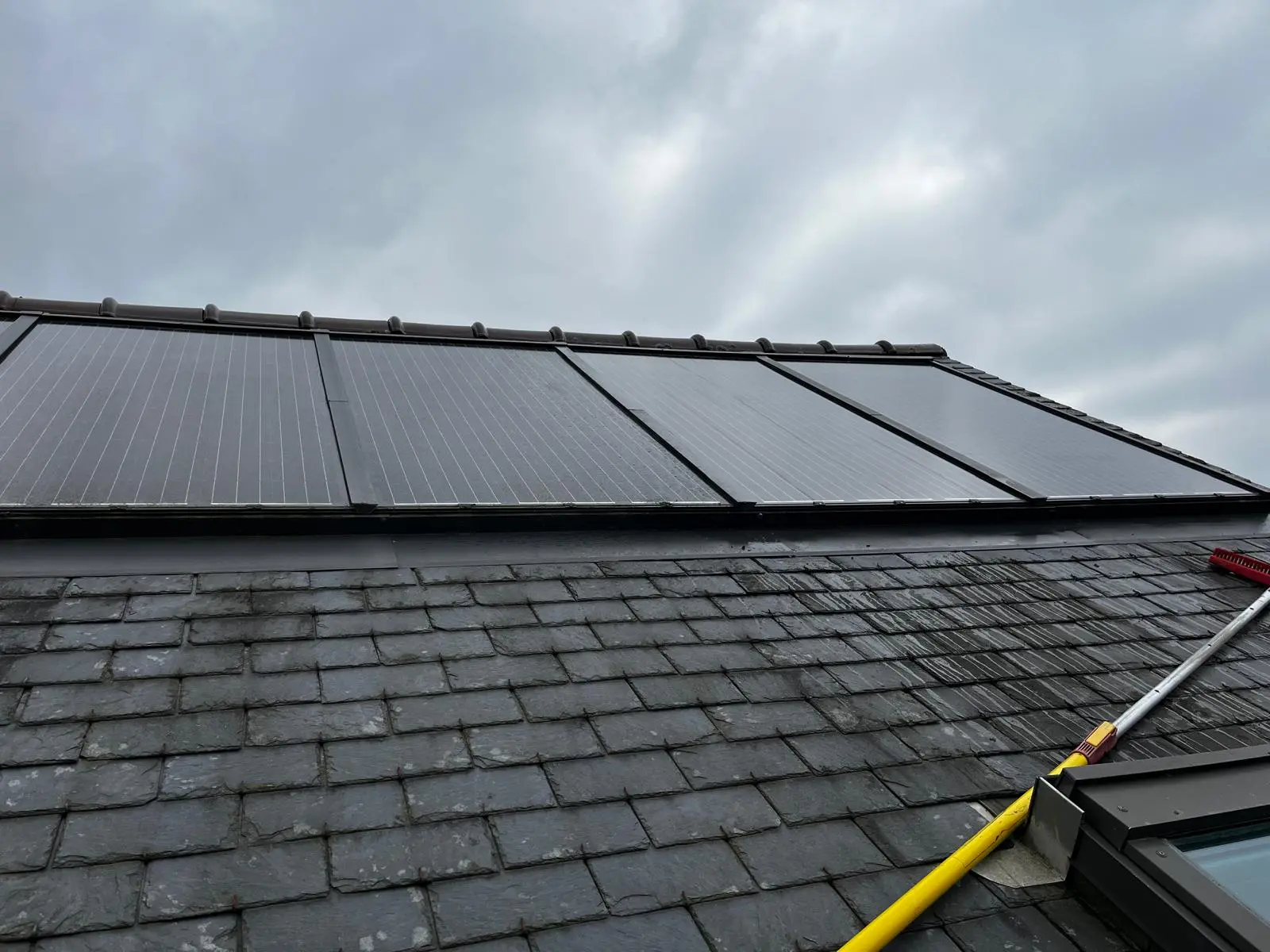 Nettoyage de façade Rennes avec entretien panneaux solaires