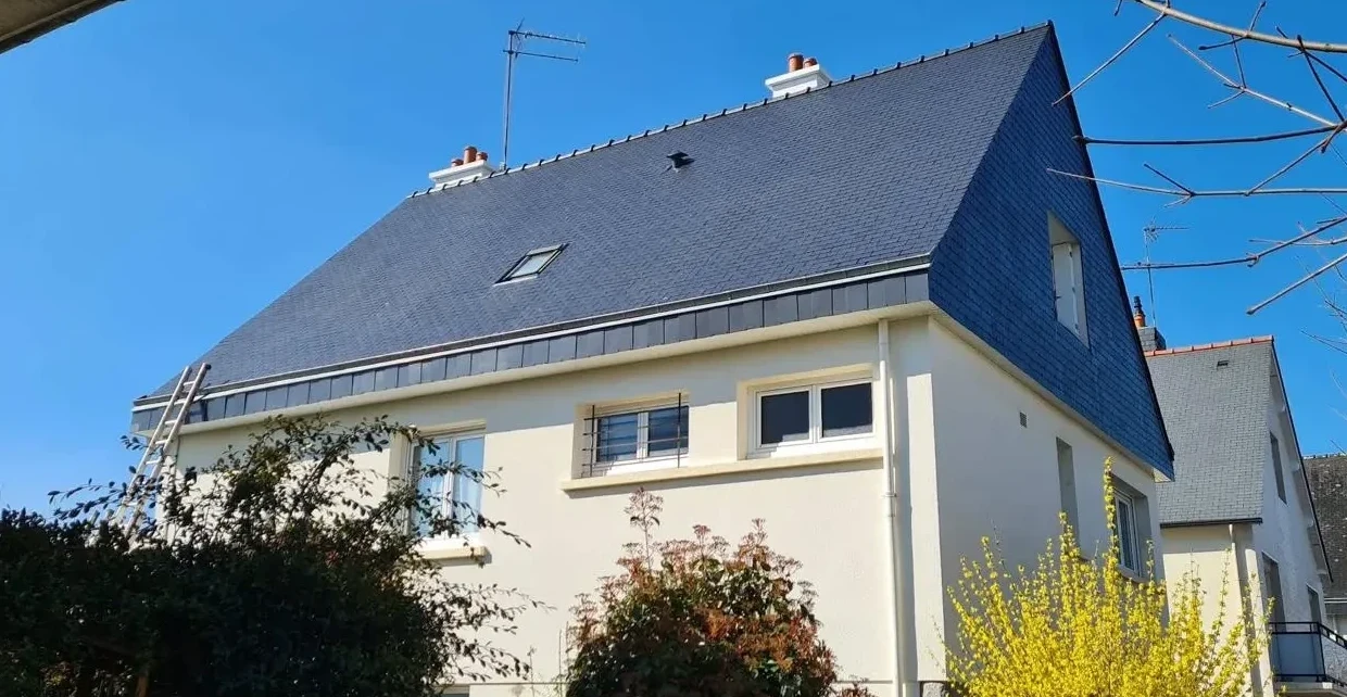 Peinture toiture Rennes avec application de vernis coloré