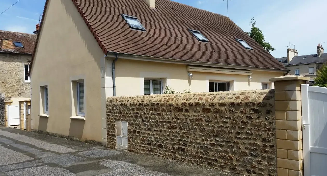 Nettoyage de façade Rennes avec nettoyage de murets et terrasses